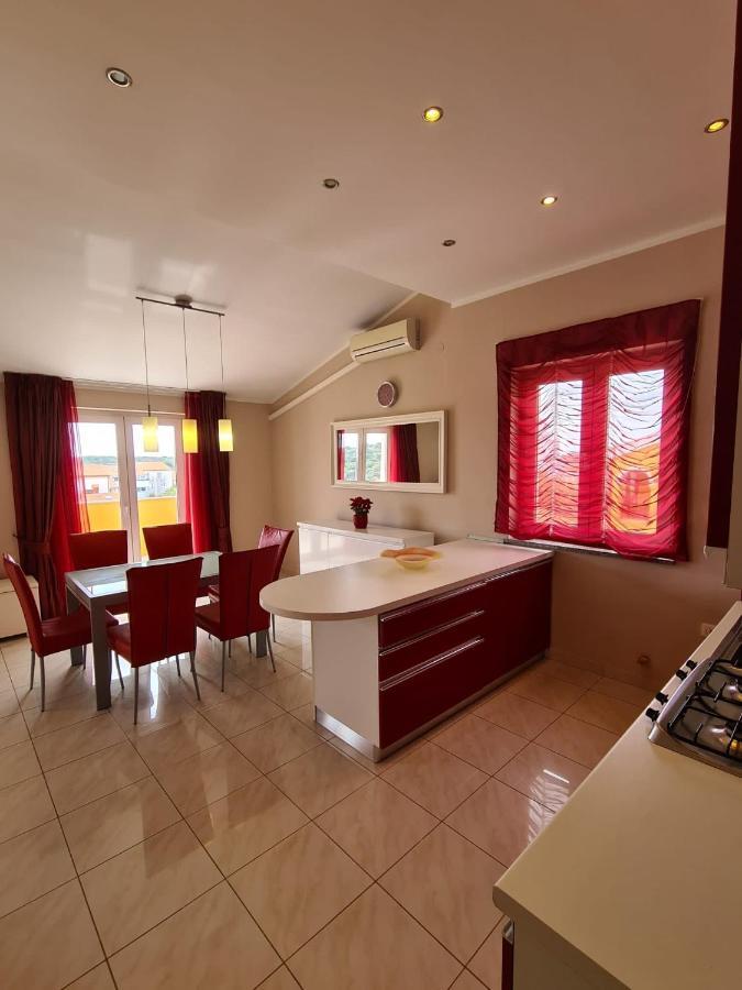 Apartment Sunny พูลา ภายนอก รูปภาพ